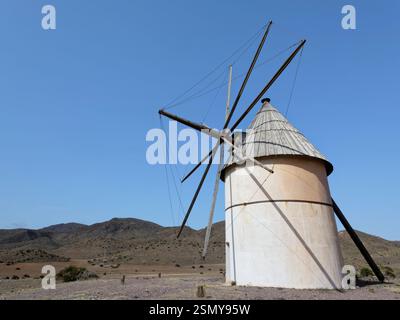 Antico mulino a vento, restaurato nel 2009, a Pozo de Los Frailes, Parco naturale Cabo de Gata-Nijar, Almeria, Spagna, marzo 2024. Foto Stock