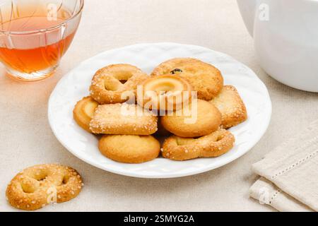 Assortimento di biscotti danesi al burro serviti su un piatto bianco. Foto Stock