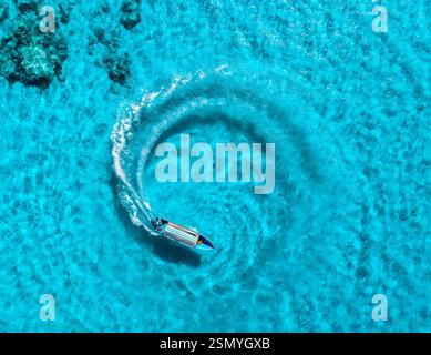 Vista aerea del motoscafo in acque cristalline nelle giornate estive di sole Foto Stock