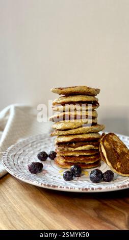 pila di pancake alla banana con miele e frutti di bosco Foto Stock