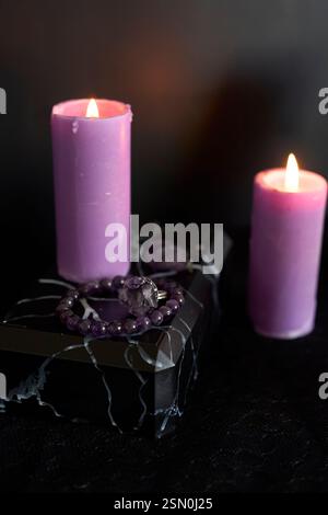 funerali, cornice fotografica, candele, urna per cenere e gioielli con pietre preziose ricavate dalle ceneri del defunto Foto Stock