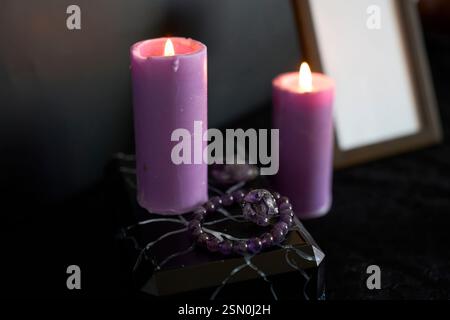funerali, cornice fotografica, candele, urna per cenere e gioielli con pietre preziose ricavate dalle ceneri del defunto Foto Stock