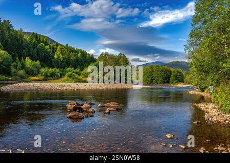 Il fiume Heddøla scorre attraverso un paesaggio verde con uno sfondo montuoso a Notodden. Melås bru, fiume Heddøla, Notodden, Telemark, Norvegia Foto Stock