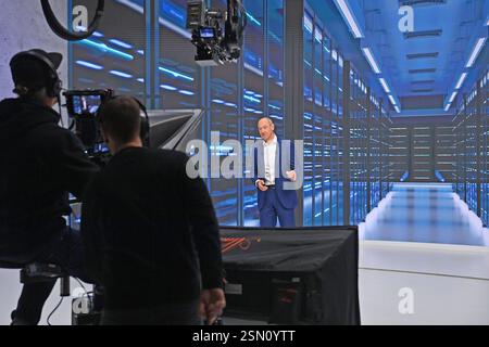 Randmotiv: Kameramann im Studio. Kulisse, sistemati. Roland Busch Presidente e Amministratore delegato bei seiner Rede. Virtuelle,digitale Siemens Hauptversammlung AM 13.02.2025 a Monaco. *** Edge motivo cameraman sullo sfondo dello studio,ha istituito Roland Busch Presidente e Amministratore delegato durante il suo discorso Virtual, Digital Siemens Annual General Meeting il 13 02 2025 a Monaco di Baviera Foto Stock