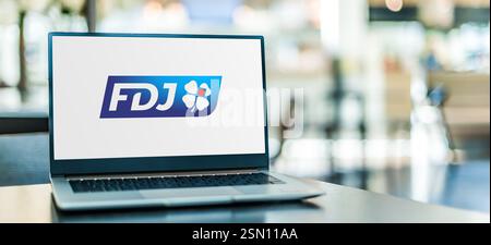 POZNAN, POL - DEC 19, 2024: Laptop computer con logo di FDJ Foto Stock