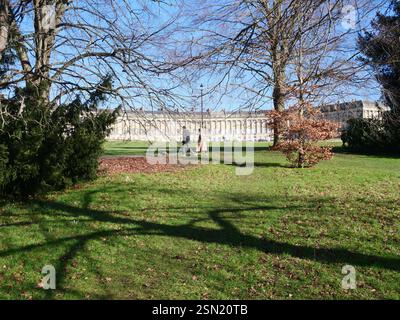 Vista della Royal Crescent con vista sul Royal Victoria Park, Bath, ne Somerset, Regno Unito Foto Stock