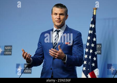 (250213) -- BRUXELLES, 13 febbraio 2025 (Xinhua) -- il Segretario alla difesa degli Stati Uniti Pete Hegseth parla a una conferenza stampa a Bruxelles, Belgio, 13 febbraio 2025. Mercoledì il Segretario alla difesa degli Stati Uniti Pete Hegseth ha escluso l'adesione dell'Ucraina all'Organizzazione del Trattato del Nord Atlantico (NATO) come parte di un accordo negoziato per porre fine al conflitto Ucraina-Russia. In occasione della riunione del gruppo di contatto per la difesa dell'Ucraina presso la sede della NATO a Bruxelles, in Belgio, Hegseth ha affermato che è la posizione di Washington che le garanzie di sicurezza per l'Ucraina "non dovrebbero essere fornite attraverso l'adesione alla NATO. Foto Stock