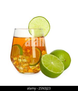 Tè rinfrescante con cubetti di ghiaccio e calce isolata su bianco Foto Stock