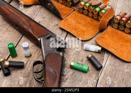 Fucile d'epoca con munizioni su superficie di legno durante la preparazione alla caccia Foto Stock