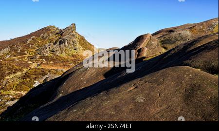Formazioni rocciose Millstone Grit a Ramshaw Rocks sotto Axe Edge nello Staffordshire Peak District Regno Unito Foto Stock