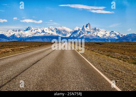 Le cime innevate della Fitzroy Range sopra El Chalten nella Patagonia ardentiniana meridionale si vedono dalla strada da El Calafate Foto Stock