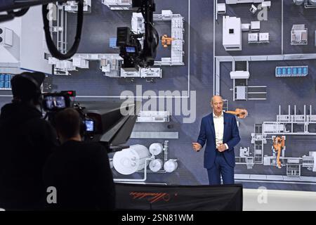 Randmotiv: Kameramann im Studio. Kulisse, sistemati. Roland Busch Presidente e Amministratore delegato bei seiner Rede. Virtuelle,digitale Siemens Hauptversammlung AM 13.02.2025 a Monaco. *** Edge motivo cameraman sullo sfondo dello studio,ha istituito Roland Busch Presidente e Amministratore delegato durante il suo discorso Virtual, Digital Siemens Annual General Meeting il 13 02 2025 a Monaco di Baviera Foto Stock