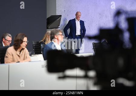 Roland Busch Presidente e Amministratore delegato steht im Abseits vor Beginn der HV. Virtuelle,digitale Siemens Hauptversammlung AM 13.02.2025 a Monaco. *** Roland Busch Presidente e Amministratore delegato si trova a margine prima dell'inizio dell'Assemblea annuale degli azionisti virtuale, digitale Siemens Assemblea annuale degli azionisti il 13 02 2025 a Monaco di Baviera Foto Stock