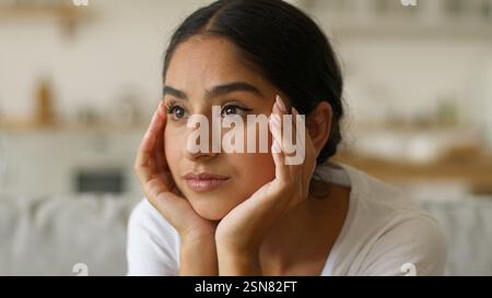 Stress triste turbato frustrato malato malato malsano malvagio indesiderato gravidanza gravidanza gravidanza indù ragazza indiana donna araba a casa salute Foto Stock