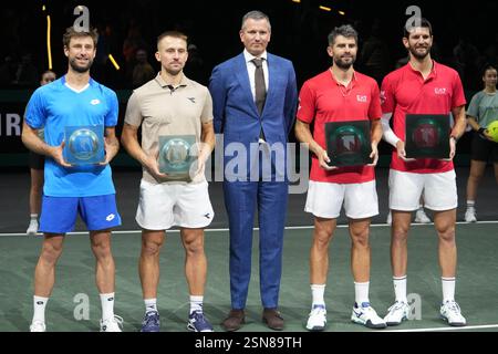 Rotterdam, Paesi Bassi. 9 febbraio 2025. Sander Gille del Belgio, Jan Zieliński della Polonia e Simone Bolelli, Andrea Vavassori dell'Italia festeggiano con il trofeo dopo aver vinto durante la finale di doppio dell'AMRO Open 2025, tennis, il 9 febbraio 2025 a Rotterdam, Paesi Bassi. Foto di Laurent Lairys/ABACAPRESS. COM credito: Abaca Press/Alamy Live News Foto Stock