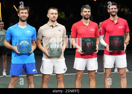 Rotterdam, Paesi Bassi. 9 febbraio 2025. Sander Gille del Belgio, Jan Zieliński della Polonia e Simone Bolelli, Andrea Vavassori dell'Italia festeggiano con il trofeo dopo aver vinto durante la finale di doppio dell'AMRO Open 2025, tennis, il 9 febbraio 2025 a Rotterdam, Paesi Bassi. Foto di Laurent Lairys/ABACAPRESS. COM credito: Abaca Press/Alamy Live News Foto Stock