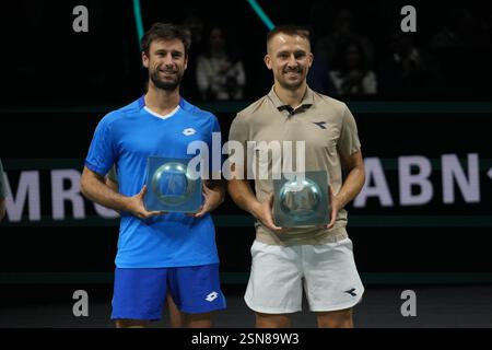 Rotterdam, Paesi Bassi. 9 febbraio 2025. Sander Gille del Belgio, Jan Zieliński della Polonia festeggia con il trofeo dopo aver vinto durante la finale di doppio dell'AMRO Open 2025, tennis, il 9 febbraio 2025 a Rotterdam, Paesi Bassi. Foto di Laurent Lairys/ABACAPRESS. COM credito: Abaca Press/Alamy Live News Foto Stock