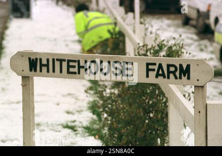 Foto del file del 07/11/95 della polizia che perquisisce l'area dietro la targa di Whitehouse Farm, sulla cui terra è stata trovata un'auto Range Rover con tre corpi all'interno dall'agricoltore. Michael Steele, imprigionato a vita nel 1998 per gli omicidi di Tony Tucker, Pat Tate e Craig Rolfe, può essere rilasciato dal carcere, ha detto il Consiglio parole. I tre uomini furono trovati morti a colpi d'arma da fuoco in una Range Rover a Rettendon, vicino a Chelmsford, Essex, nel 1995. Data di pubblicazione: Giovedì 13 febbraio 2025. Foto Stock