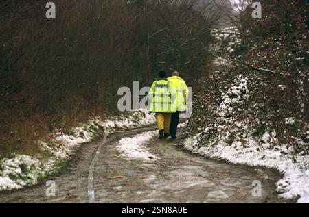 Foto del file datata 07/11/95 della polizia che cerca una corsia remota a Rettendon, Essex, al largo della A130 tra Chelmsford e Southend, dove è stata trovata una Range Rover con tre corpi all'interno. Michael Steele, imprigionato a vita nel 1998 per gli omicidi di Tony Tucker, Pat Tate e Craig Rolfe, può essere rilasciato dal carcere, ha detto il Consiglio parole. I tre uomini furono trovati morti a colpi d'arma da fuoco in una Range Rover a Rettendon, vicino a Chelmsford, Essex, nel 1995. Data di pubblicazione: Giovedì 13 febbraio 2025. Foto Stock