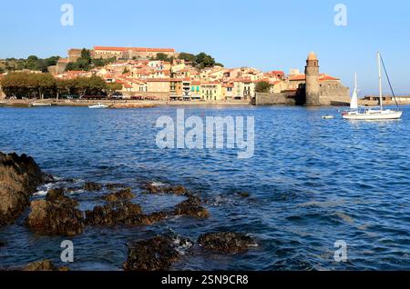 Il porto di Collioure e la sua chiesa sulla costa della Vermeille. Foto Stock