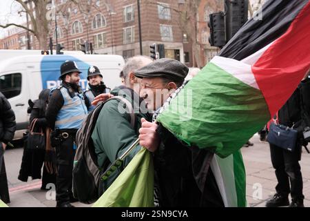 Londra, Regno Unito. 13 febbraio 2025. I manifestanti si riuniscono fuori dalla Corte dei magistrati di Westminster in solidarietà con i membri arrestati dell'organizzazione britannica Stop the War, tra cui Chris Nineham, che sono stati detenuti durante una protesta del PSC il 18 gennaio 2025. © Amstel Adams/Alamy Live News Foto Stock