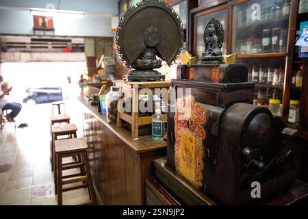 Cassiere d'epoca nell'antico armadietto della farmacia cinese nel negozio di medicina tradizionale cinese, farmacia a Jakarta Chinatown, Giava, Indonesia Foto Stock