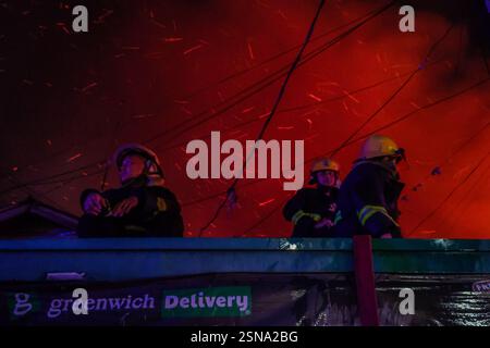 Antipolo City, Rizal, Filippine. 13 febbraio 2025. Vigili del fuoco e volontari hanno risposto a un secondo incendio di allarme colpito nella zona residenziale di Antipolo City, Filippine, il 13 febbraio 2025. Nel 2024, sono stati registrati 18.256 incidenti antincendio nelle Filippine, secondo il Bureau of Fire Protection (BFP). Si è trattato di un aumento dell'11,2% rispetto al 2023, quando ci sono stati 16.387 incidenti d'incendio. Le vittime dell'incidente d'incendio sono aumentate a 341 civili, rispetto ai 321 del 2023. Secondo le indagini, la principale causa di incendio nelle aree residenziali delle Filippine è la fiamma libera, il guasto del cavo Foto Stock