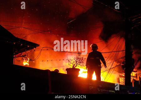 Antipolo City, Rizal, Filippine. 13 febbraio 2025. Vigili del fuoco e volontari hanno risposto a un secondo incendio di allarme colpito nella zona residenziale di Antipolo City, Filippine, il 13 febbraio 2025. Nel 2024, sono stati registrati 18.256 incidenti antincendio nelle Filippine, secondo il Bureau of Fire Protection (BFP). Si è trattato di un aumento dell'11,2% rispetto al 2023, quando ci sono stati 16.387 incidenti d'incendio. Le vittime dell'incidente d'incendio sono aumentate a 341 civili, rispetto ai 321 del 2023. Secondo le indagini, la principale causa di incendio nelle aree residenziali delle Filippine è la fiamma libera, il guasto del cavo Foto Stock