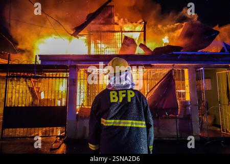 Antipolo City, Rizal, Filippine. 13 febbraio 2025. Vigili del fuoco e volontari hanno risposto a un secondo incendio di allarme colpito nella zona residenziale di Antipolo City, Filippine, il 13 febbraio 2025. Nel 2024, sono stati registrati 18.256 incidenti antincendio nelle Filippine, secondo il Bureau of Fire Protection (BFP). Si è trattato di un aumento dell'11,2% rispetto al 2023, quando ci sono stati 16.387 incidenti d'incendio. Le vittime dell'incidente d'incendio sono aumentate a 341 civili, rispetto ai 321 del 2023. Secondo le indagini, la principale causa di incendio nelle aree residenziali delle Filippine è la fiamma libera, il guasto del cavo Foto Stock