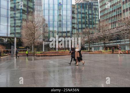 Persone che camminano attraverso Triton Square a Londra di fronte a edifici di uffici con facciata in vetro Foto Stock