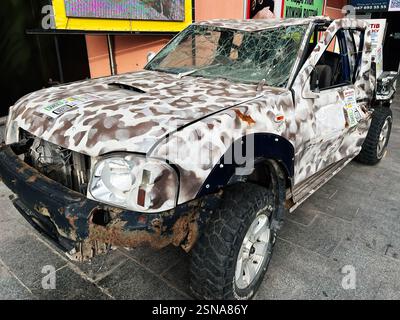 Leopoli, Ucraina - 12 febbraio 2025: Un veicolo militare offroad con superficie arrugginita parcheggiato in un ambiente urbano per essere esposto Foto Stock
