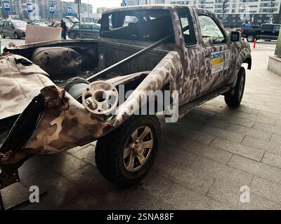 Leopoli, Ucraina - 12 febbraio 2025: Pick-up militare pesantemente danneggiato in aree urbane sotto la luce del giorno. Foto Stock