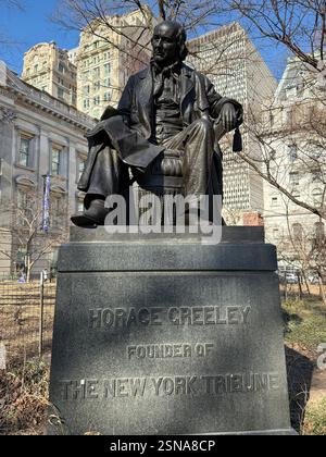 Statua di Horace Greeley al New York City Hall Park. Horace Greeley (New York, 3 febbraio 1811 – New York, 29 novembre 1872) è stato un editore e editore statunitense, fondatore ed editore del New York Tribune. È noto soprattutto per la sua vigorosa articolazione dei sentimenti anti-schiavitù del Nord durante gli anni '1850 Foto Stock