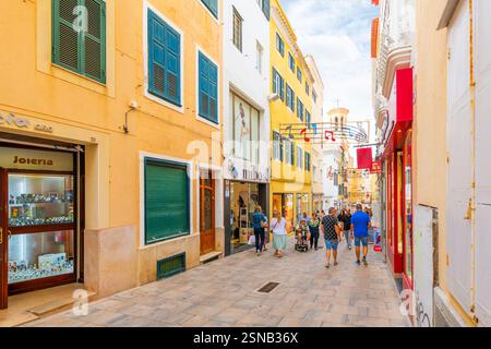 Una strada o un vicolo pittoresco di negozi e caffetterie nella storica città vecchia di Mahon Minorca, Spagna, sull'isola mediterranea delle Baleari di Minorca. Foto Stock
