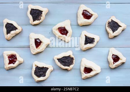 Varietà di tradizionali biscotti hamantaschen ripieni di pasta di mohn (pasta di semi di papavero) e marmellata di prugne per il festival ebraico di Purim. Vista dal piano d'esame. Foto Stock