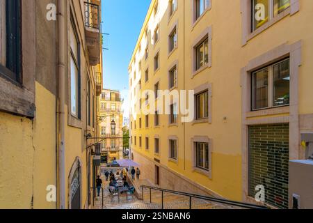 Uno dei tanti stretti e ripidi passaggi pedonali, strade, vicoli e passaggi nei quartieri Baixa e Bairro alto nel centro di Lisbona, Portogallo. Foto Stock
