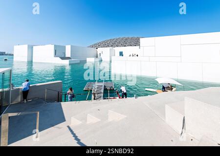 Il molo sul lungomare offre gite in barca ricreative sul Golfo Persico al Louvre Abu Dhabi, ad Abu Dhabi, Emirati Arabi Uniti. Foto Stock