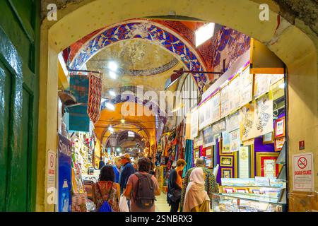 I turisti acquistano souvenir, tessuti e regali nel colorato e storico Grand Bazaar al coperto di Istanbul, Turchia. Foto Stock