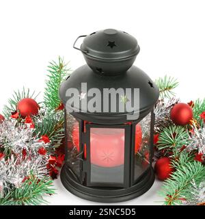 Composizione delle decorazioni natalizie . Ornamenti luminosi, lanterna a mano e rami di abete rosso isolati su sfondo bianco. Foto Stock