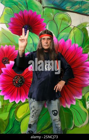 Uomo che indossa un abito hippy retrò per la festa. Foto Stock