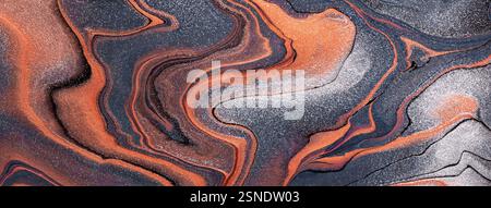Astratto fluido arte sfondo grigio scuro e colori arancio. Marmo liquido. Pittura acrilica su tela con linee rosse e gradiente. Sfondo con inchiostro a base di alcol Foto Stock