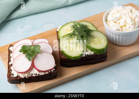 Panini a vista preparati al momento con cetrioli e ravanelli serviti con formaggio fresco Foto Stock