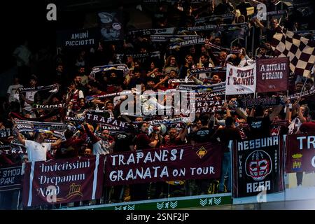 Torino, Italia. 13 febbraio 2025. Tifosi Trapani Shark durante il Frecciarossa Final Eight 2025 Basket tra Trapani Shark vs Pallacanestro Trieste a Torino - 12 febbraio 2025. Sport - Basket (foto di Fabio Ferrari/LaPresse) credito: LaPresse/Alamy Live News Foto Stock