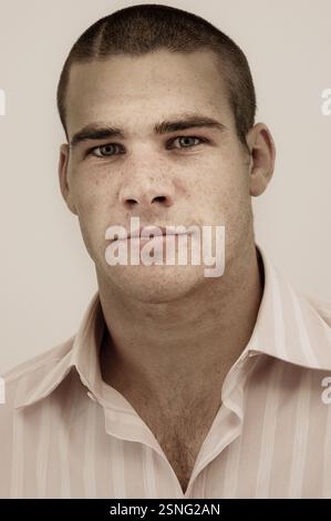 MIKE PHILLIPS, BRITISH LION, YOUNG, 2004: Il rugby Wales and Llanelli Scarlets MIKE PHILLIPS fotografato come giovane stella nascente per una diffusione di moda il 16 settembre 2004 a Cardiff, Galles, Regno Unito. Fotografia: ROB WATKINS. INFO: Mike Phillips è un ex giocatore di rugby gallese noto per il suo potente stile fisico come mezzo mischia. Giocatore chiave per il Galles e i British & Irish Lions, Phillips guadagnò 99 presenze e fu determinante in diversi titoli del Six Nations. Foto Stock