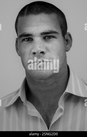 MIKE PHILLIPS, BRITISH LION, YOUNG, 2004: Il rugby Wales and Llanelli Scarlets MIKE PHILLIPS fotografato come giovane stella nascente per una diffusione di moda il 16 settembre 2004 a Cardiff, Galles, Regno Unito. Fotografia: ROB WATKINS. INFO: Mike Phillips è un ex giocatore di rugby gallese noto per il suo potente stile fisico come mezzo mischia. Giocatore chiave per il Galles e i British & Irish Lions, Phillips guadagnò 99 presenze e fu determinante in diversi titoli del Six Nations. Foto Stock