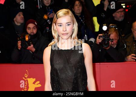 Milena Tscharntke bei der Eroeffnung der 75. Berlinale Internationale Filmfestspiele mit der -Das Licht- Film Premiere AM 13.02.2025 a Berlino Berlinale apertura 2025 mit der Das Licht Film Premiere a Berlino *** Milena Tscharntke all'apertura del 75esimo Berlinale International Film Festival con la Das Licht Film Premiere il 13 02 2025 a Berlino Berlinale apertura 2025 con la Das Licht Film Premiere a Berlino Foto Stock