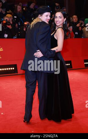 13.02.2025, Gizem Emre e Jella Haase bei der Eröffnung der 75. Berlinale, Internationale Filmfestspiele Berlin, Roter Teppich, Berlin Deutschland, Germania *** 13 02 2025, Gizem Emre e Jella Haase all'inaugurazione della 75a Berlinale, Berlin International Film Festival, Red Carpet, Berlino Germania, Germania Foto Stock