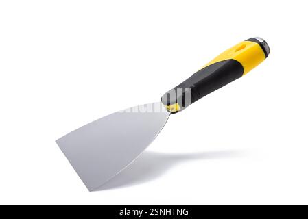 Raschietto per cazzuola o spatola in acciaio con manico in gomma nero-giallo isolato su sfondo bianco. Foto Stock