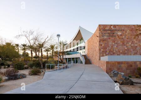University of California, Riverside UCR Palm Desert Center al crepuscolo con cartelli sul lato dell'edificio Foto Stock