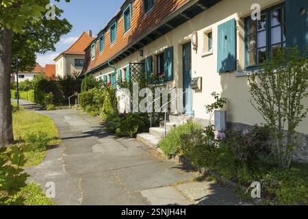 Quartiere di piccole case am gruenen Zipfel con dettagli architettonici tipici di Hellerau come i colori della facciata e le persiane, in legno a metà nella parte superiore Foto Stock